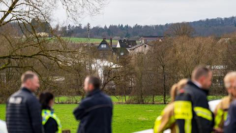 Einsatzkräfte von Feuerwehr und Polizei beraten sich außerhalb der Sperrzone. Im Hintergrund strömt weiter unablässig Propangas aus.