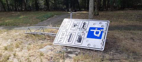 Zerstörtes Schild am Rastplatz "Stadtwald" an der A3 bei Frankfurt