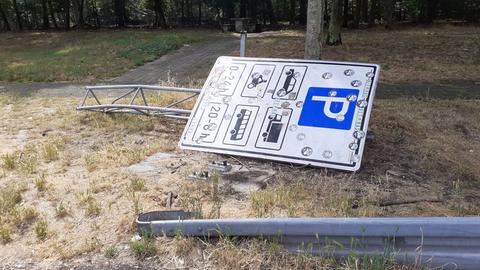 Zerstörtes Schild am Rastplatz "Stadtwald" an der A3 bei Frankfurt