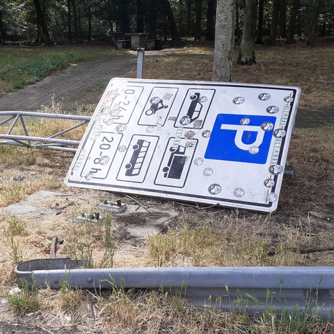 Zerstörtes Schild am Rastplatz "Stadtwald" an der A3 bei Frankfurt