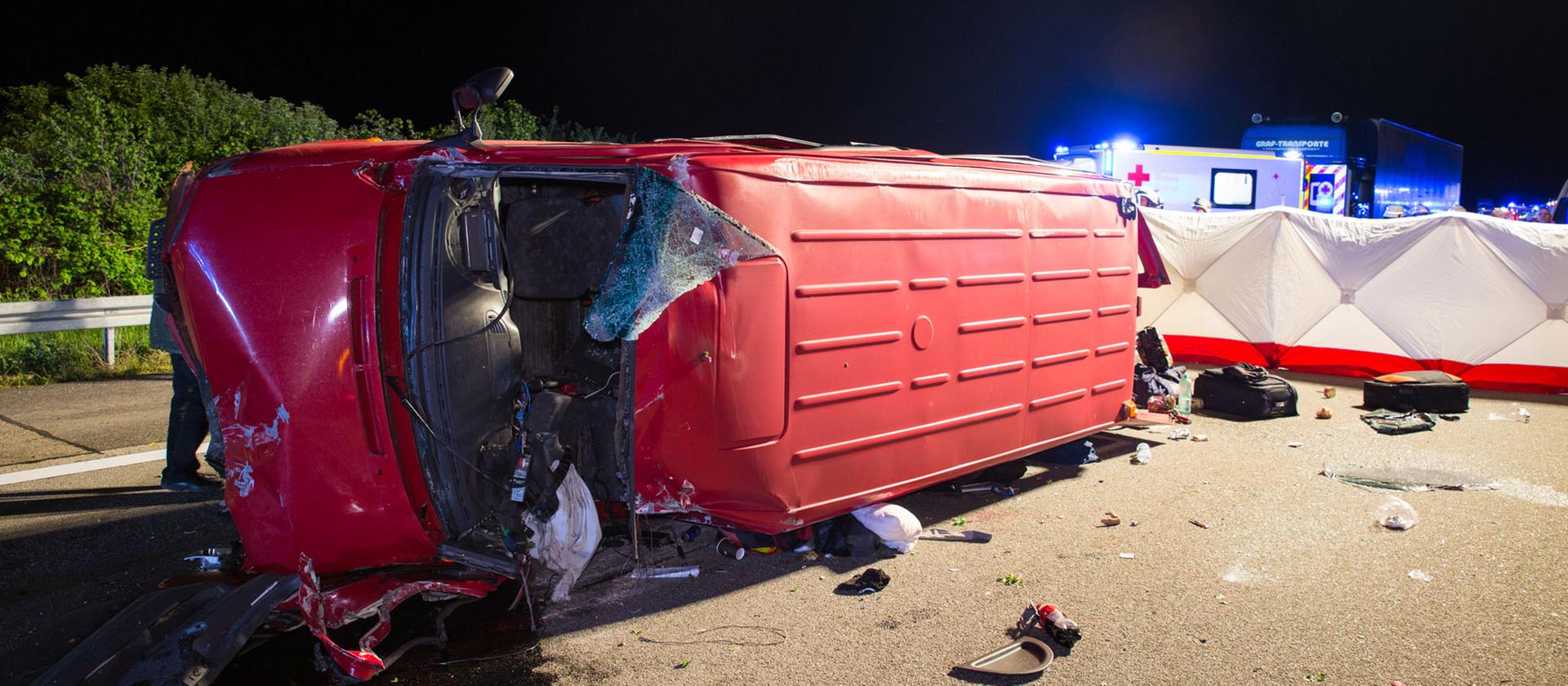 Der verunfallte Kleinbus auf der A3 nahe Limburg. Bild © wiesbaden112.de