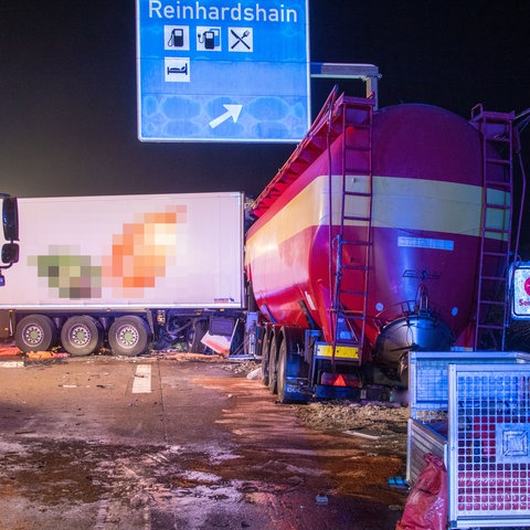 Zwei Lkws sind ineinander geschoben nach einem Unfall auf der Autobahn A5 bei Reinhardshain.