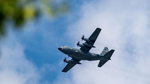 "Air Defender" in Mecklenburg-Vorpommern: Ein Transportflugzeug der US Air Force fliegt im Tiefflug.