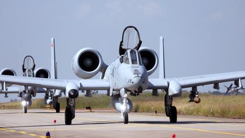 Zwei Kampfflugzeuge A10 der US-Airforce rollen bei einem Medientag zum Internationalen Luftwaffen-Manöver "Air Defender 2023" auf die Startbahn.