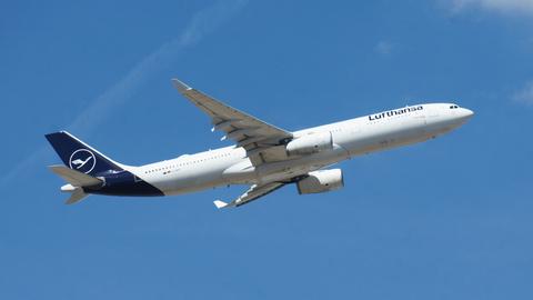 Das Foto zeigt den Airbus A330-300 der Lufthansa mit dem Beinamen "Kassel", er ist von der Centerbahn gestartet.