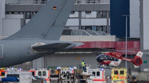 Ein Rettungshubschrauber landet auf dem Flughafen Frankfurt an einem Medevac-Airbus der Luftwaffe