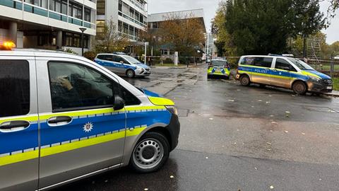 Einsatzwagen der Polizei auf dem Gelände des Hessischen Rundfunks
