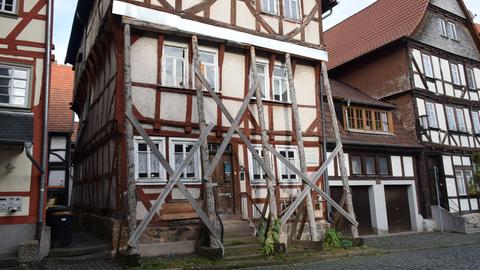 Mit Holzbalken gestütztes Fachwerkhaus in Alsfeld