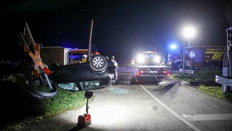 Verunglückter Pkw am Bahnübergang