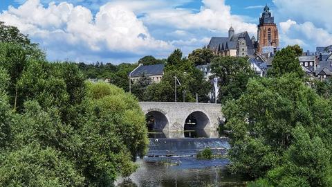 Alte Steinbrücke über einen Fluss