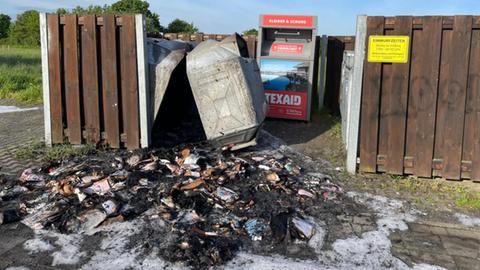 Bei dem Feuer geriet auch eine Mülltonne in Brand. 