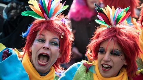 Verkleidete Frauen feiern Altweiberfastnacht