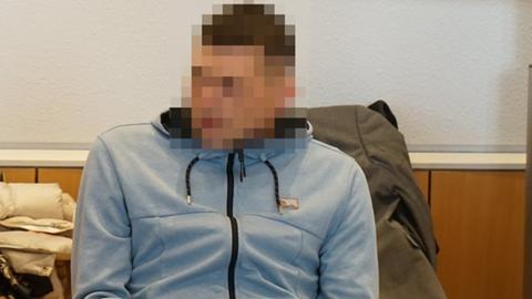 Das Foto zeigt den Angeklagten, sein Gesicht ist verpixelt.