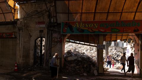 Trümmer liegen in der Altstadt von Antakya und an der bekannten Einkaufsmeile Uzun Çarsi.