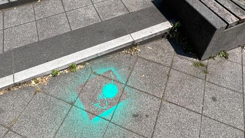 Eine Hand, die eine Abrissbirne stoppt: dieses Symbol haben die Aktivisten der Architects 4 Future vor der Kaufburg in der Friedrich Ebert Straße in Kassel auf den Boden gesprüht.