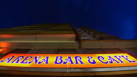 Leuchtschild der Arena-Bar in Hanau (Archivfoto)