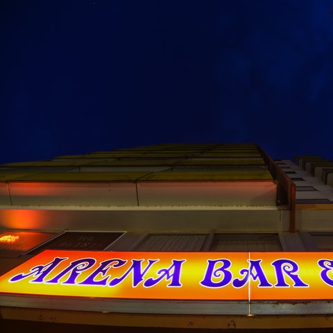 Leuchtschild der Arena-Bar in Hanau (Archivfoto)