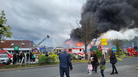 Feuerwehreinsatz in Aßlar, Flammen schlagen aus Geschäft
