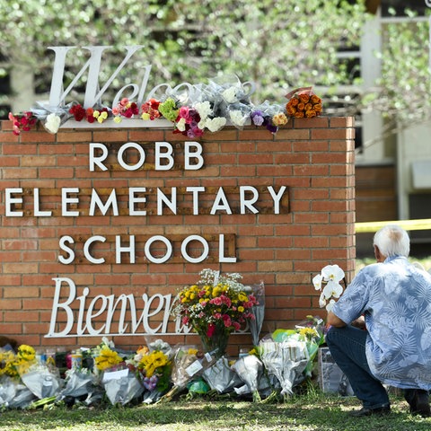 Ein Anwohner legt Blumen vor der Robb-Grundschule im Süden der Stadt ab.