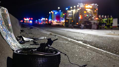 Trümmer liegen auf der ganzen Fahrbahn verteilt.