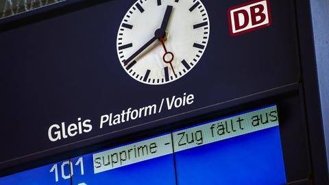 Ein digitale Laufschrift zeigt die Worte "supprime - Zug fällt aus" am Frankfurter Hauptbahnhof.