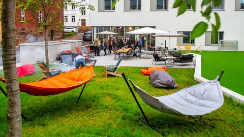 Außenbereich des Azubi-Campus Pings Fulda mit viel Freizeitfläche und Sitzmöbeln im Garten