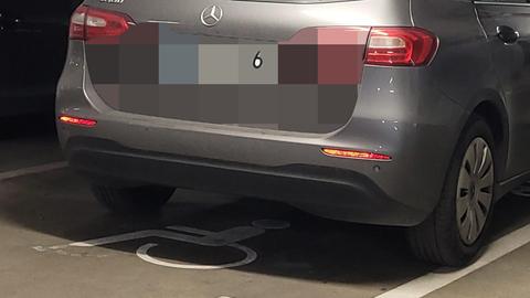 Fahrzeug des FDP-Abgeordneten Pürsün auf einem Behindertenparkplatz.
