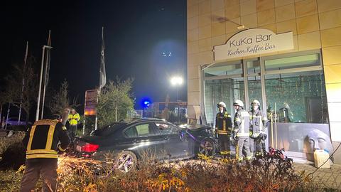 Ein Auto steht nach einem Unfall vor einer Hauswand.