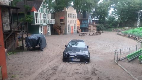 Auto steht mitten auf der Freilichtbühne in Müritz und steckt im Matsch fest