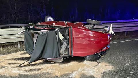 Der Transporter stieß mit diesem Wagen zusammen. Es blieb auf der A485 liegen. 