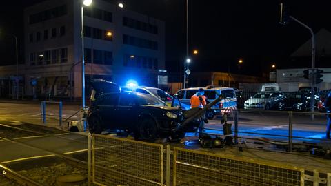 Ein beschädigtes Auto, das gegen eine Ampel gekracht ist, steht auf einem Fußgängerüberweg.