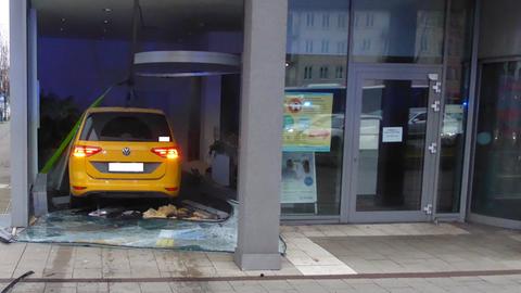 Das verunfallte Auto im Foyer des Kasseler Finanzamtes