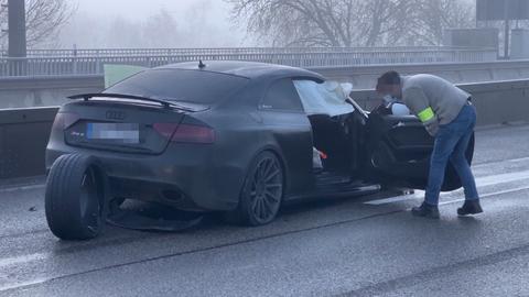 Schwarzes Auto mit offenen Türen auf Brücke