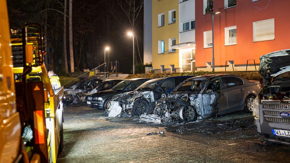 Zerstörte Autos nach Brand in Wiesbaden