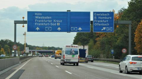 Autos auf der A3, darüber Schilder nach Frankfurt und Wiesbaden.
