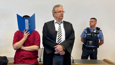 Mann mit Aktenordner, Anwalt mit Robe, Justizbeamter