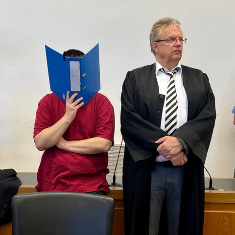 Mann mit Aktenordner, Anwalt mit Robe, Justizbeamter