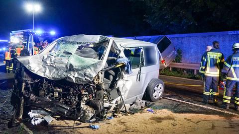 Unfallstelle mit zerstörtem Kleinbus