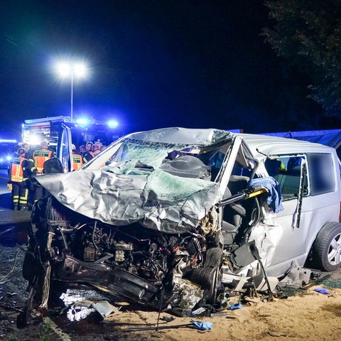 Unfallstelle mit zerstörtem Kleinbus