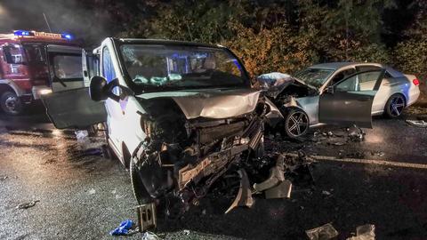 Die beiden im Fromtbereich stark beshcädigten Autowracks und ein Feuerwehrquto.