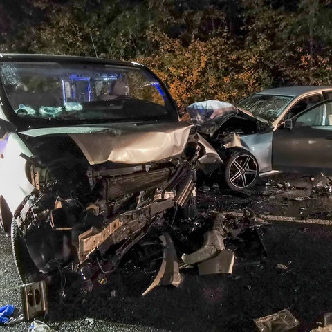 Die beiden im Fromtbereich stark beshcädigten Autowracks und ein Feuerwehrquto.