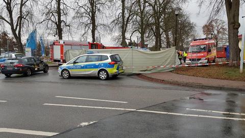 Polizei und Absperrung am Unfallort in Bad Arolsen.