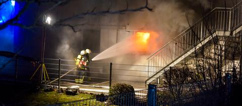 Das Reifenlager in einem Gewerbegebiet in Bad Homburg brannte am Freitagabend. 