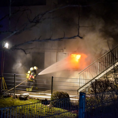 Das Reifenlager in einem Gewerbegebiet in Bad Homburg brannte am Freitagabend. 
