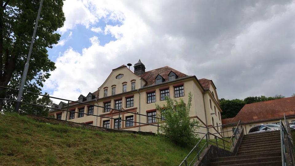 M-dchen-aus-Fenster-von-Grundschule-in-Bad-Orb-gest-rzt-schwer-verletzt
