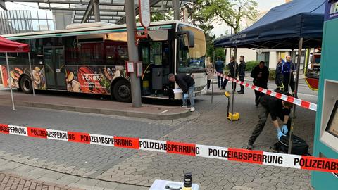 Die Spurensicherung der Polizei untersucht einen Bus.