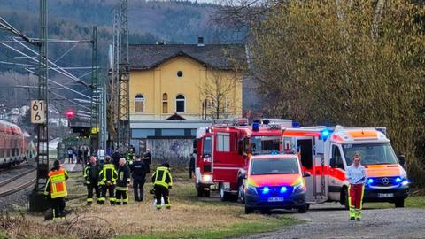 Der Bahnhof von Bad Soden-Salmünster - davor Rettungskräfte und Einsatzfahrzeuge