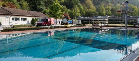 Ein Blick auf das Becken im Schwimmbad in Bad Schwalbach. Das Schwimmbad in Bad Schwalbach lädt alle dazu ein, sich nach dem Ende der Saison gebrauchtes Wasser zum Gießen abzuholen. 