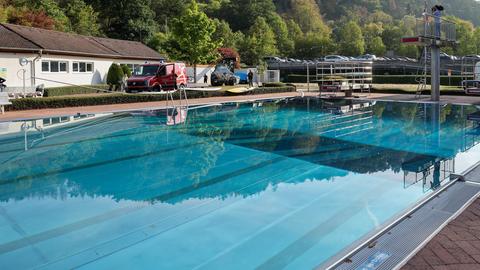 Ein Blick auf das Becken im Schwimmbad in Bad Schwalbach. Das Schwimmbad in Bad Schwalbach lädt alle dazu ein, sich nach dem Ende der Saison gebrauchtes Wasser zum Gießen abzuholen. 