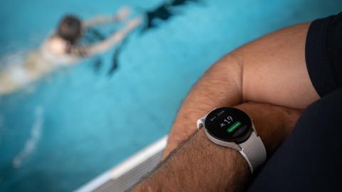 Ein Mitarbeiter im Wiesbadener Hallenbad Kleinfeldchen trägt eine Smartwatch, die anzeigt, wie viele Badegäste gerade im Sportbecken sind. 